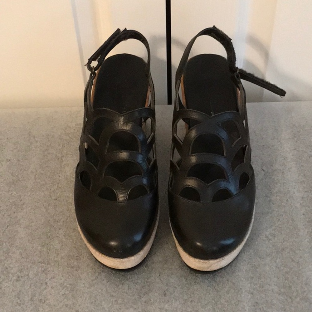 ANTELOPE NAVY BLUE CUT OUT CLOSED TOE WEDGE